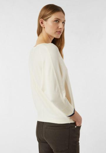 Пуловер с вырезом V