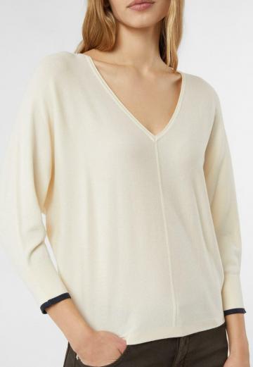 Пуловер с вырезом V