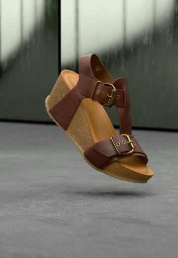 Босоножки на танкетке