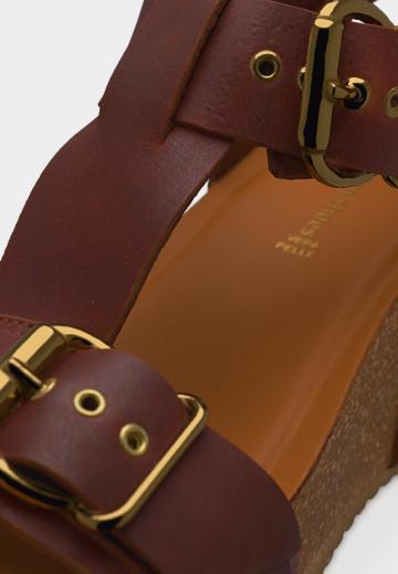 Босоножки на танкетке