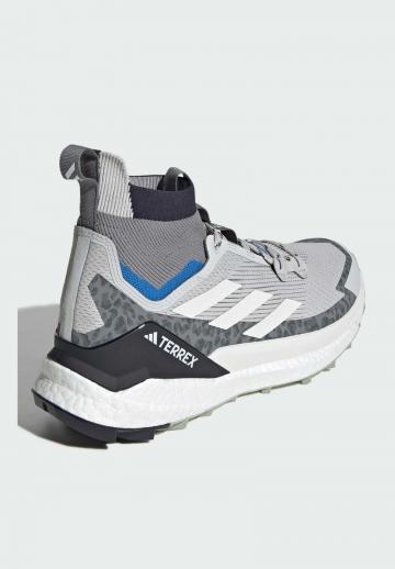 Походные кроссовки