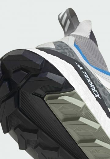 Походные кроссовки