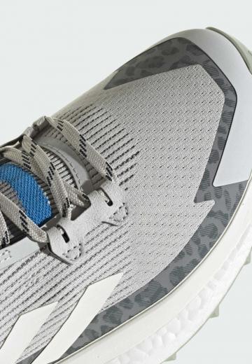 Походные кроссовки