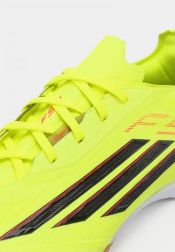 Футбольные бутсы