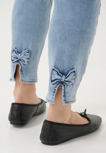 Короткие джинсы