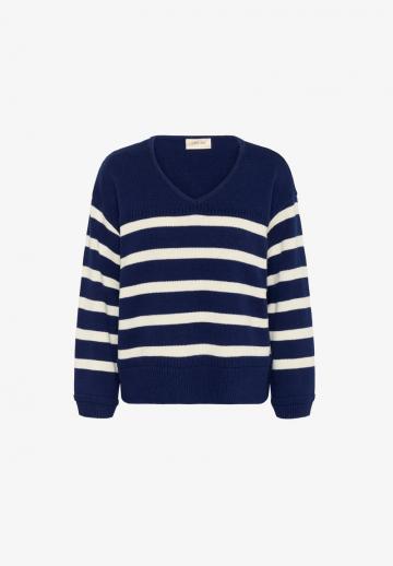 Пуловер в полоску