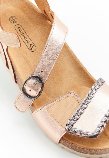 Босоножки на танкетке