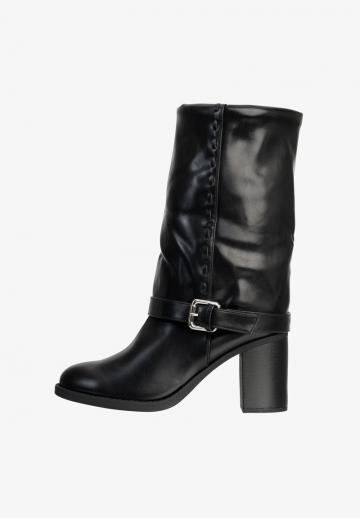 Высокие сапоги