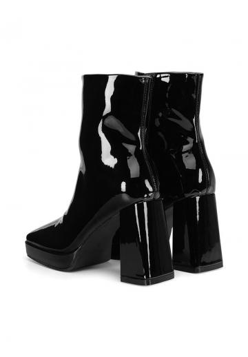 Высокие сапоги