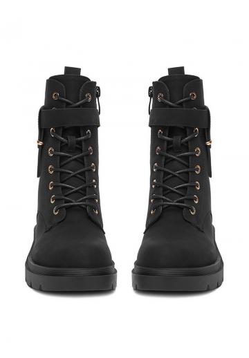 Ботинки на шнуровке
