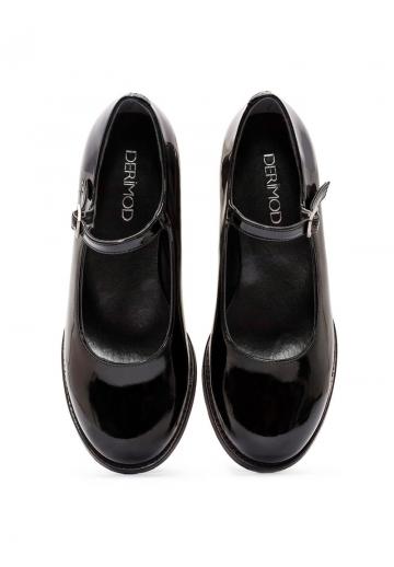 Туфли с высоким носом