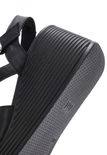 Босоножки на танкетке