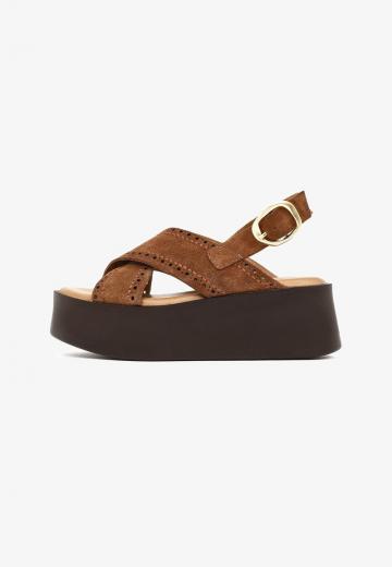 Босоножки на танкетке