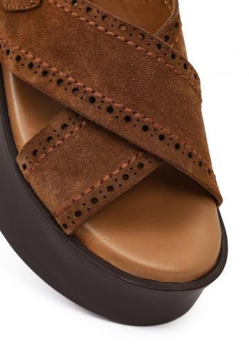 Босоножки на танкетке