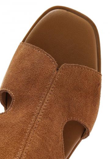 Босоножки на танкетке