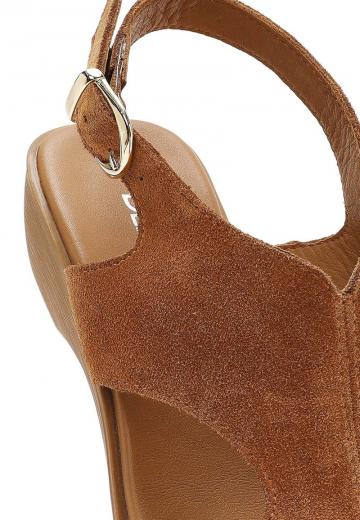 Босоножки на танкетке