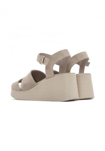 Босоножки на танкетке