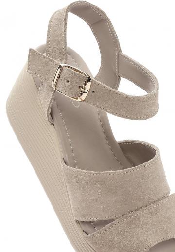 Босоножки на танкетке