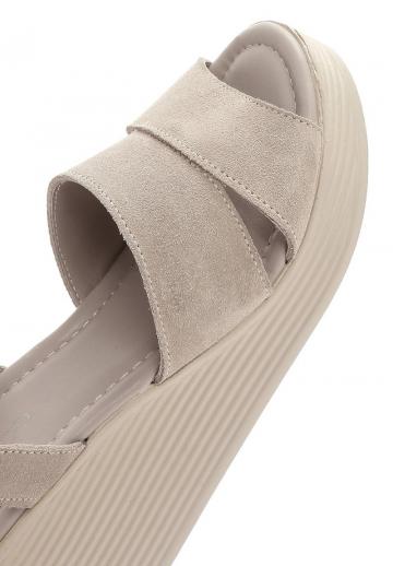 Босоножки на танкетке