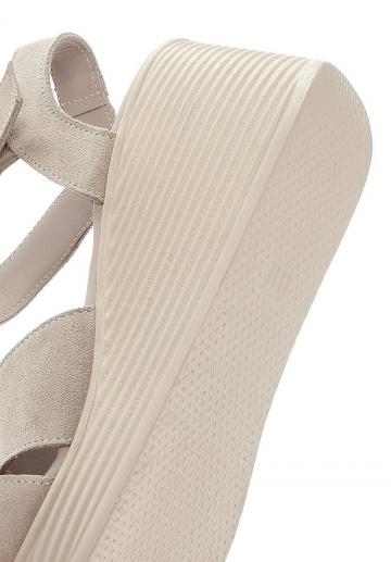 Босоножки на танкетке