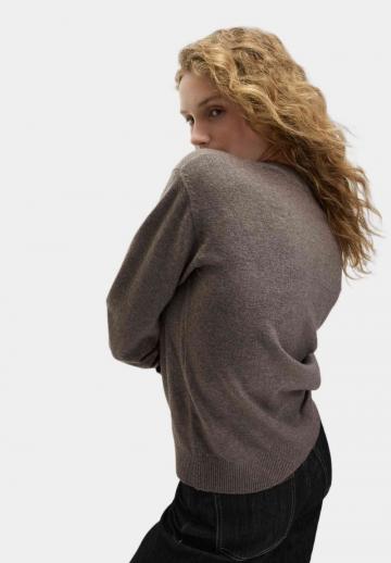 Пуловер с вырезом V