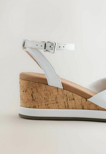 Босоножки на танкетке