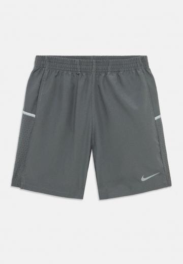 Спортивные шорты