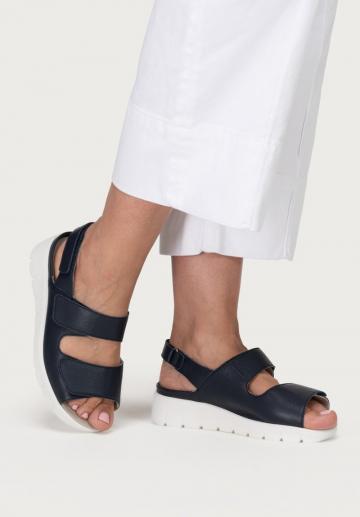 Босоножки на танкетке