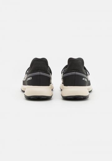 Походные ботинки