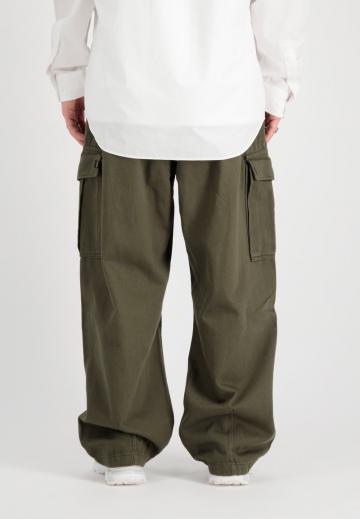 Брюки с накладными карманами