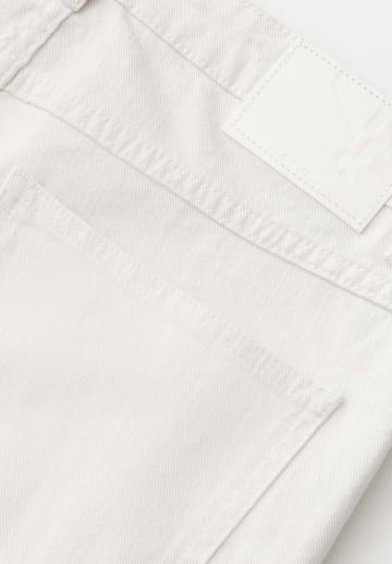 Короткие джинсы