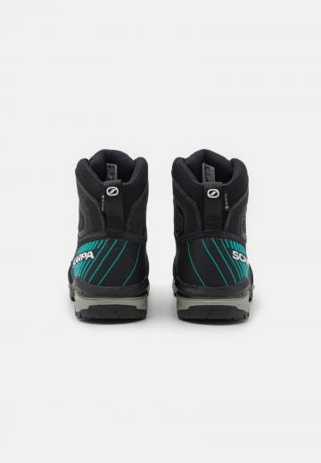Спортивные сапоги