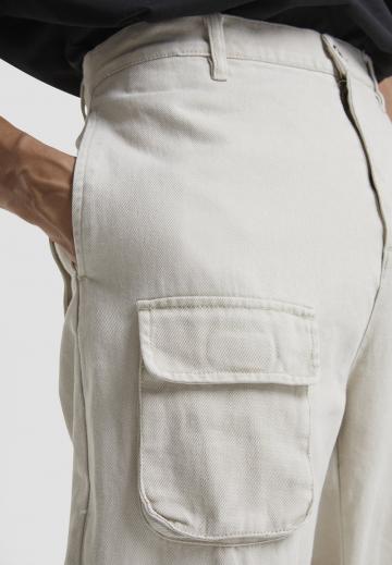 Брюки с накладными карманами