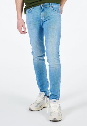 Узкие джинсы