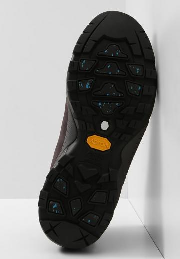 Спортивные сапоги