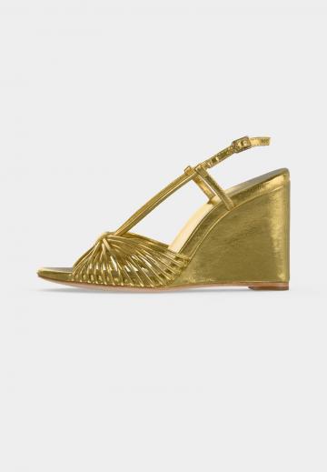Босоножки на танкетке