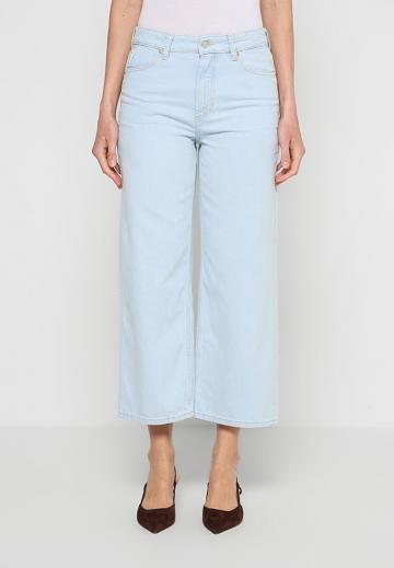 Короткие джинсы