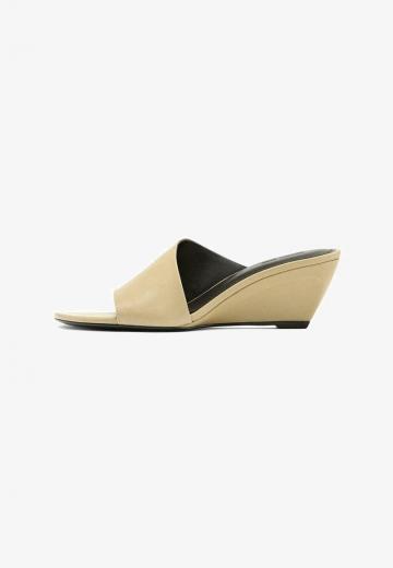 Босоножки на танкетке