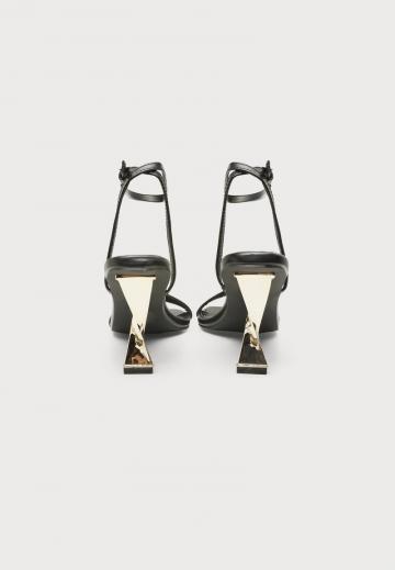 Туфли с высоким носом