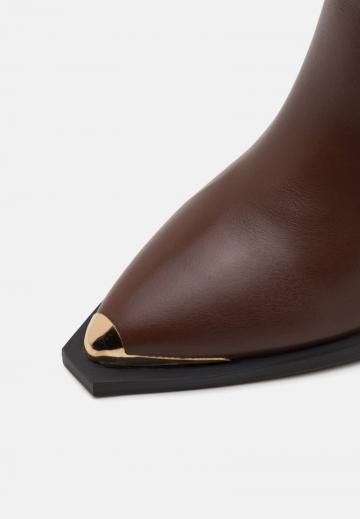 Туфли с высоким носом