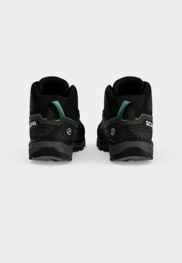 Спортивные сапоги