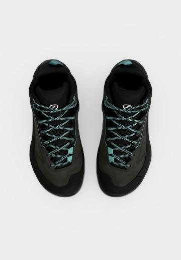 Спортивные сапоги