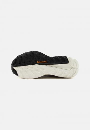 Спортивные сапоги