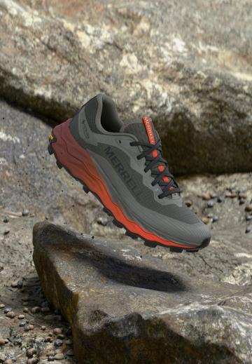 Походные кроссовки
