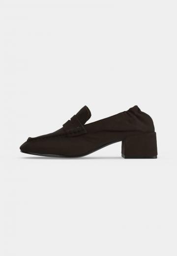 Туфли с высоким носом