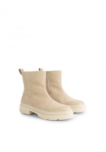 Спортивные сапоги