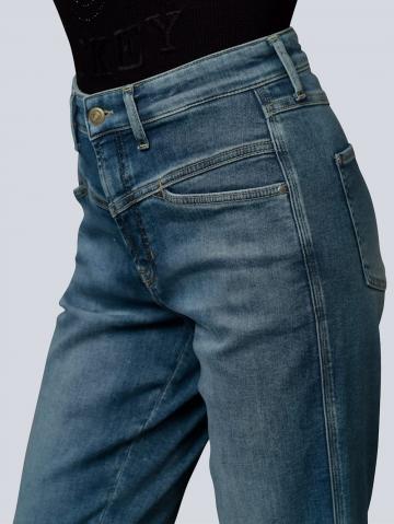 Короткие джинсы