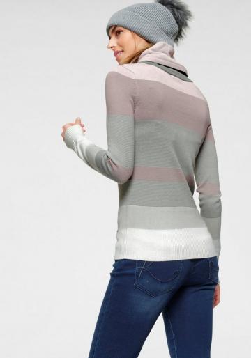 Вязаный пуловер