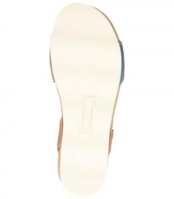 Босоножки на танкетке 