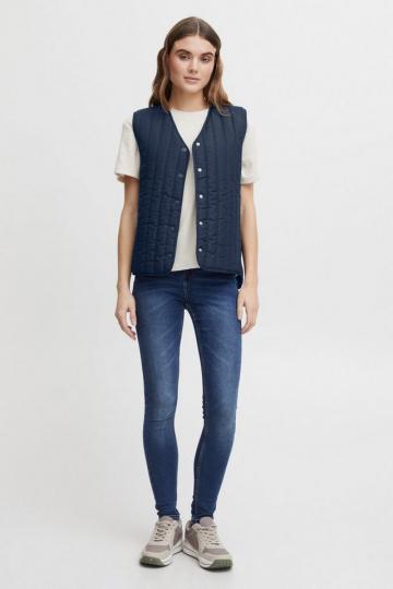 Вязаный жилет